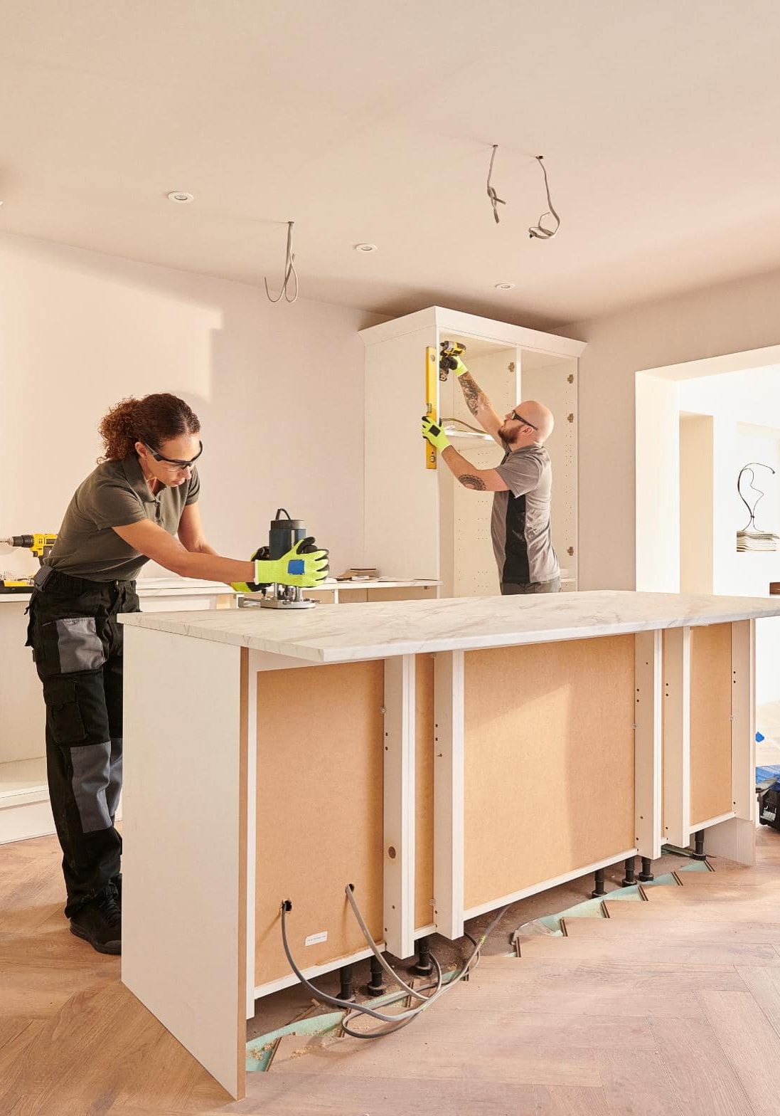 kitchen-fitters-installing